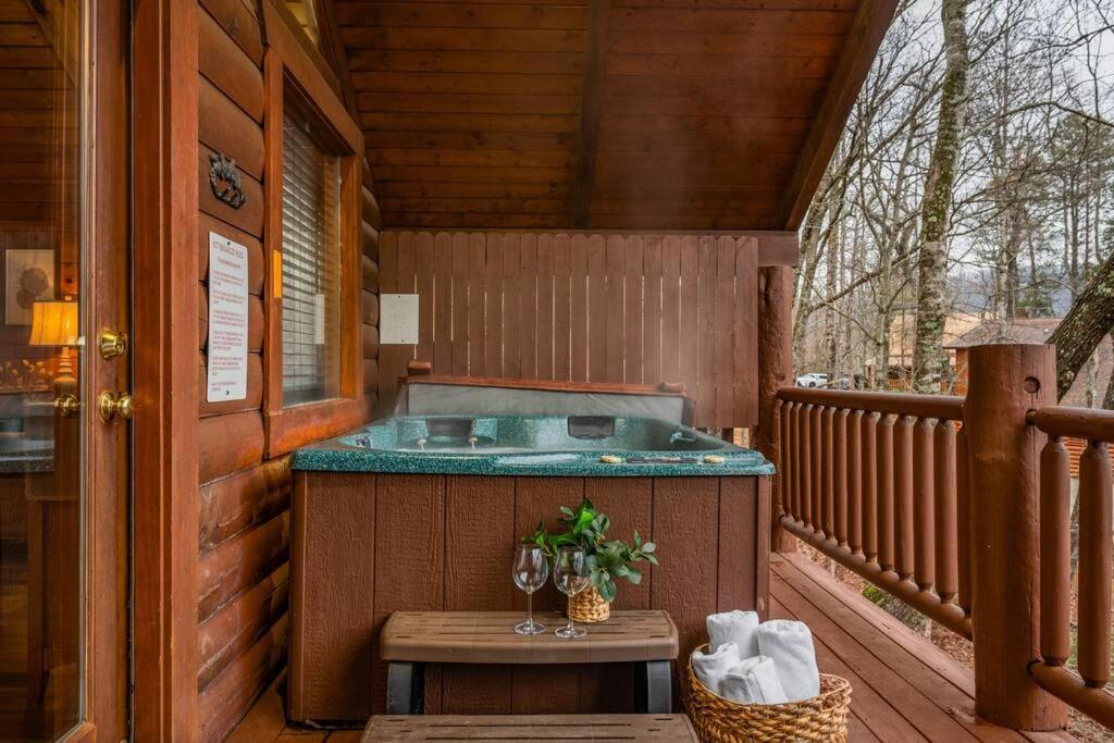 Log Cabin, Hot Tub, Fireplace, Pool Table & Views! Sevierville Exterior photo