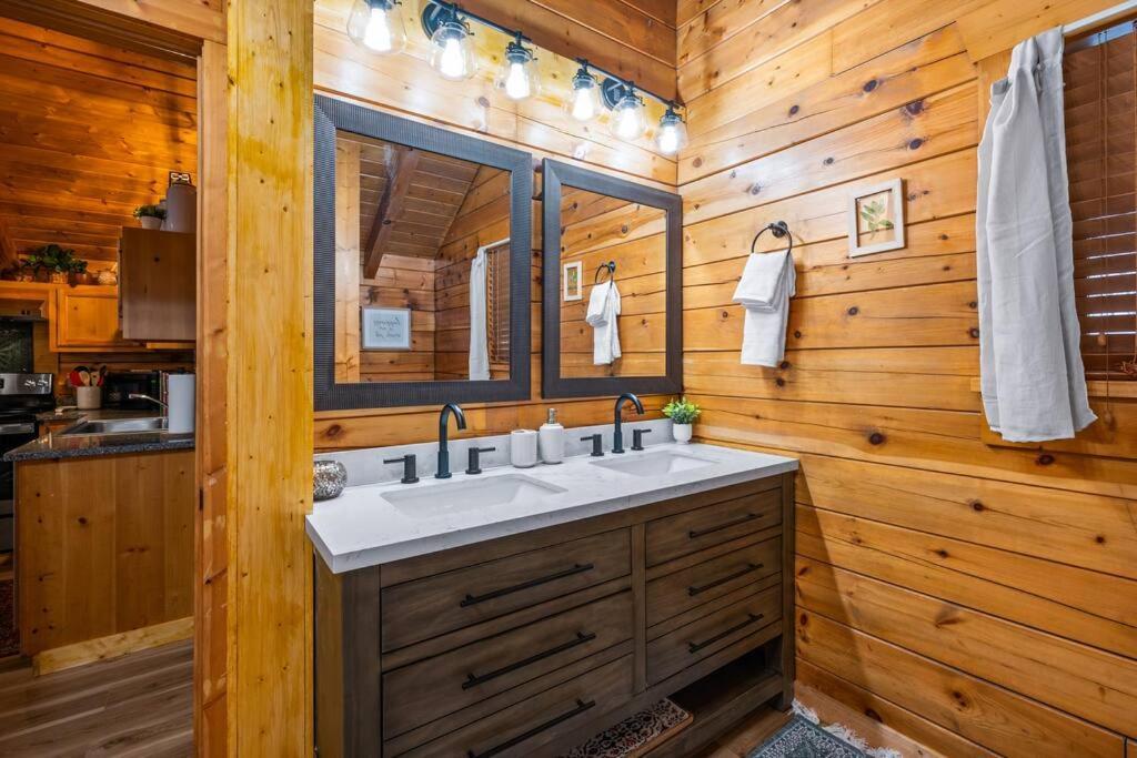 Log Cabin, Hot Tub, Fireplace, Pool Table & Views! Sevierville Exterior photo