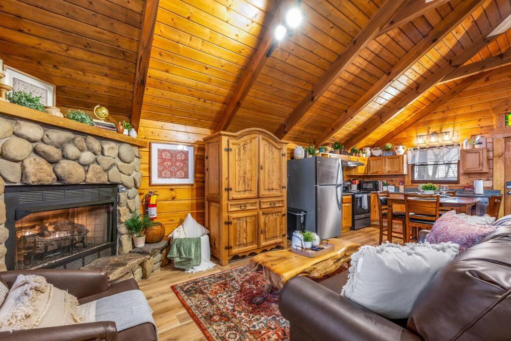 Log Cabin, Hot Tub, Fireplace, Pool Table & Views! Sevierville Exterior photo