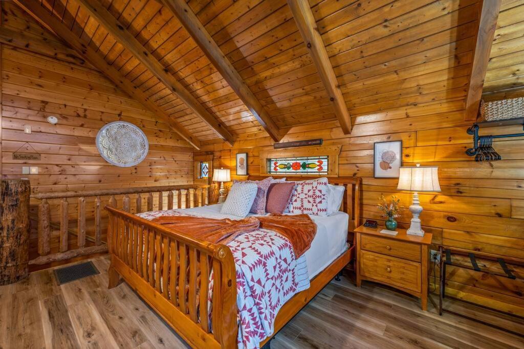 Log Cabin, Hot Tub, Fireplace, Pool Table & Views! Sevierville Exterior photo