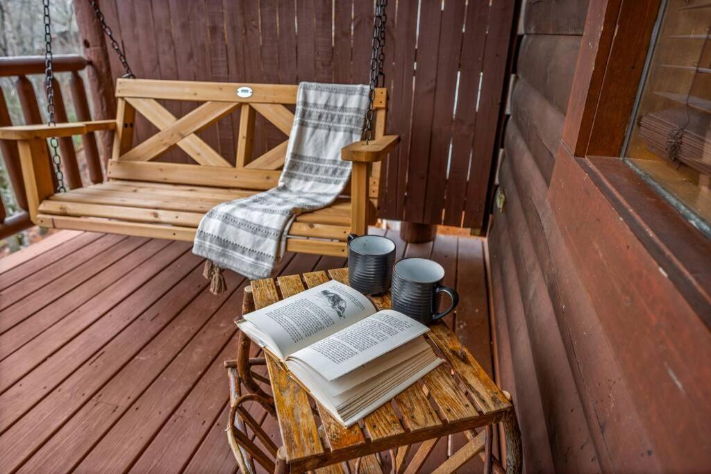 Log Cabin, Hot Tub, Fireplace, Pool Table & Views! Sevierville Exterior photo