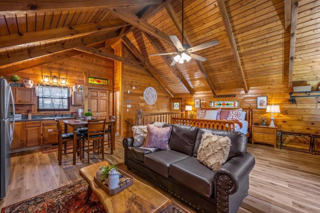 Log Cabin, Hot Tub, Fireplace, Pool Table & Views! Sevierville Exterior photo