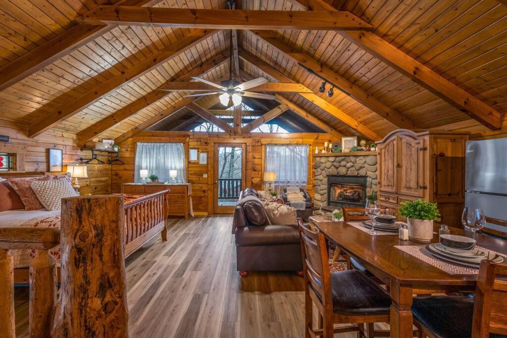 Log Cabin, Hot Tub, Fireplace, Pool Table & Views! Sevierville Exterior photo
